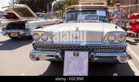 Laguna Beach, CA, USA - 2. Oktober 2016: White 1959 Ford Galaxie im Besitz von Wayne Mac Cartney und angezeigt beim Rotary Club Stockfoto