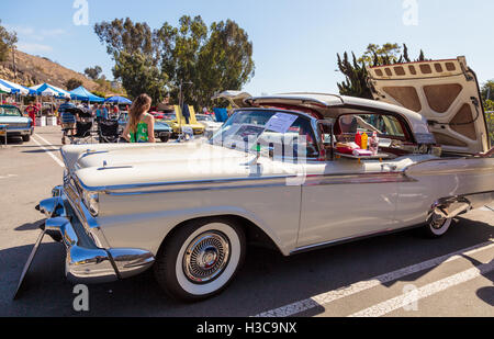 Laguna Beach, CA, USA - 2. Oktober 2016: White 1959 Ford Galaxie im Besitz von Wayne Mac Cartney und angezeigt beim Rotary Club Stockfoto