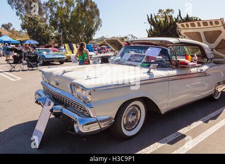 Laguna Beach, CA, USA - 2. Oktober 2016: White 1959 Ford Galaxie im Besitz von Wayne Mac Cartney und angezeigt beim Rotary Club Stockfoto