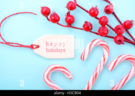 Festliche Weihnachten Hintergrund schließen dekoriert sich mit Grenzen von roten und weißen Zuckerstangen, Beeren und Frohe Weihnachten Geschenk Tag o Stockfoto