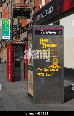 "Ich würde lieber Stehend sterben als auf den Knien leben" A stenciled Zitat von Che Guevara auf BT KX 100 Telefon Kiosk in Liverpool, Merseyside, UK Stockfoto