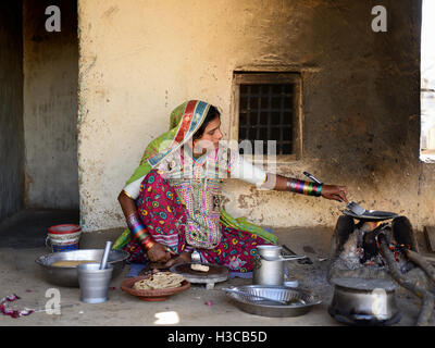 BHUJ, Indien - Januar 13: Die ethnische Frau im Dorf in der Wüste im Bundesstaat Gujarat Torten Chapati bereitet Stockfoto