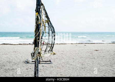 Beach-Volleyball-Netz im Wind am Strand Gyllyngvase (Gylly), Falmouth Cornwall. Stockfoto