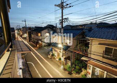 Kyoto, Japan - 11. November 2015: Nacht von einem gemütlichen Wohnviertel in Kyoto. Stockfoto