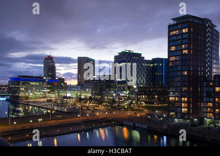 Sonnenuntergang am MediaCityUK Komplex, der Rundfunk und digitale Kreativität Zentrum in Salford Quays in der Nähe von Manchester. Stockfoto