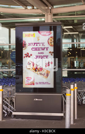 Ein JC Decaux Hochformat HD-Werbungs-Bildschirm im freien nahe dem Eingang zum Tesco Extra Store in Horwich. Stockfoto