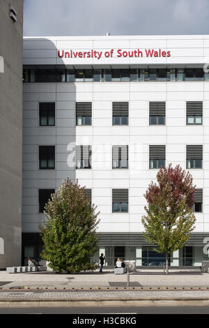 alte und neue Teile des USW Atrium Campus in Cardiff Stockfoto