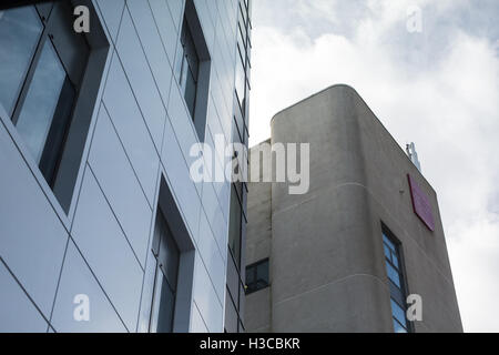 alte und neue Teile des USW Atrium Campus in Cardiff Stockfoto