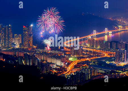 Buntes Feuerwerk und Gwangan-Brücke in der Stadt Busan, Südkorea. Stockfoto