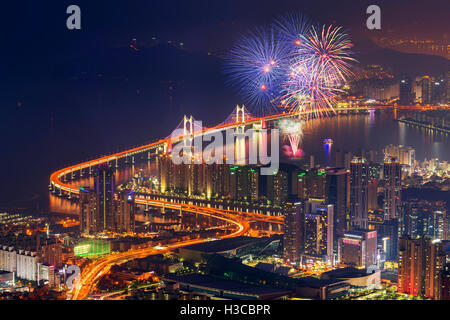 Buntes Feuerwerk und Gwangan-Brücke in der Stadt Busan, Südkorea. Stockfoto