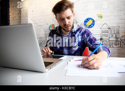 Foto junge und Talente Finanzmanager mit neuen Projekt arbeiten. Hübscher Mann aus seinem Büro zu Hause arbeiten. Business-Pläne auf Laptop zu analysieren. Stockfoto