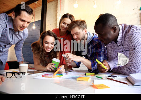 Gruppe der multiethnischen Designer Brainstorming. Junge Designer arbeiten gemeinsam an einem kreativen Projekt. Stockfoto