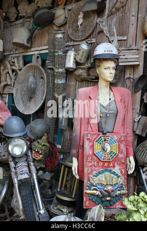 Eine vielseitige Auswahl an Müll gesammelt von Thai Lady In ihrem Haus In Amphoe Mae Rim Stockfoto