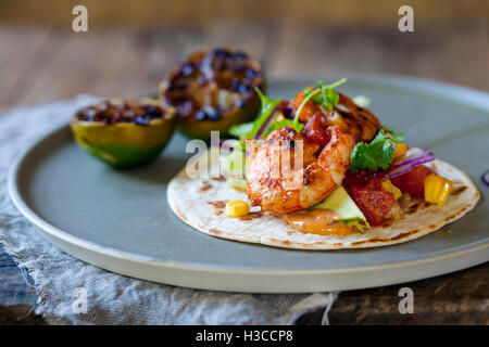 Garnelen-Tacos mit Avocado, Salat, Mais und Tomaten-salsa Stockfoto