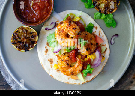 Garnelen-Tacos mit Avocado, Salat, Mais und Tomaten-salsa Stockfoto