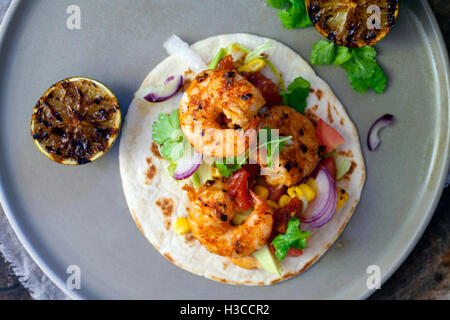 Garnelen-Tacos mit Avocado, Salat, Mais und Tomaten-salsa Stockfoto