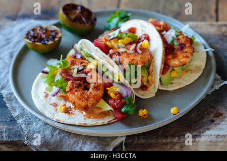 Garnelen-Tacos mit Avocado, Salat, Mais und Tomaten-salsa Stockfoto