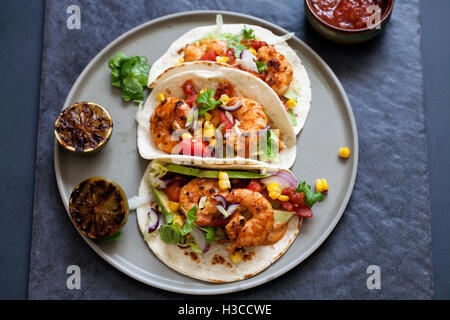 Garnelen-Tacos mit Avocado, Salat, Mais und Tomaten-salsa Stockfoto