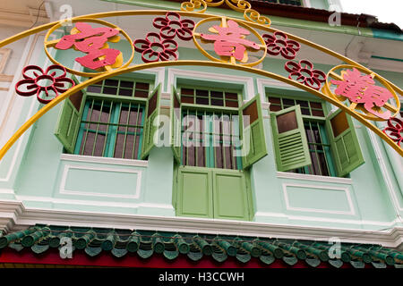 Singapur Little India, Manschette Road, chinesische Zeichen Shophouse gewölbt Stockfoto