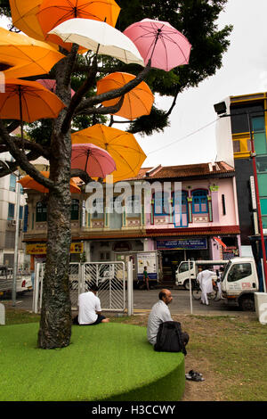 Singapur, Little India, Hindu Road, Umbrella Tree Installation durch Marthiala Budiman Stockfoto