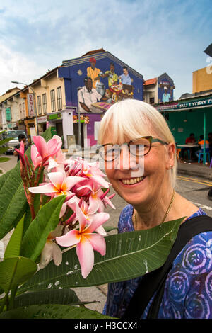 Singapur, Little India, Belilios Lane, touristischen Blick auf rote Frangipani Blüten auf duftenden Baum Stockfoto