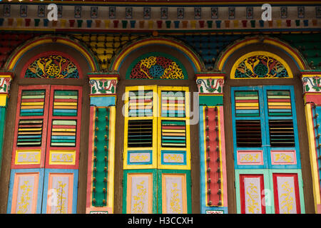 Singapur Little India, Kerbau Road, Chinese Tan Tang Niah alten Kaufmannshaus bunt bemalte Fensterläden Stockfoto