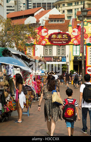 Singapur, Chinatown, Pagoda Street, Besucher in verkehrsberuhigten Straße Stockfoto