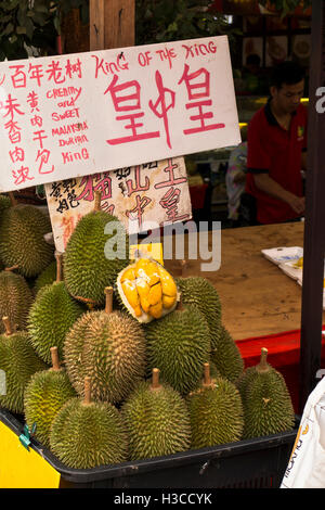 Singapur, Chinatown, Temple Street, Durian Frucht zum Verkauf Stockfoto