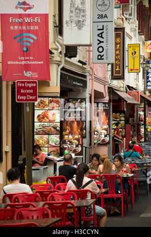 Singapur, Chinatown, Smith (Lebensmittel) Street, Restauranttische auf Straße Stockfoto
