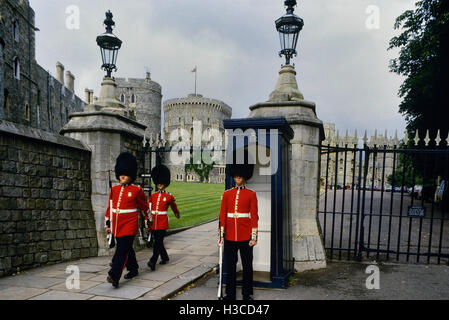 Royal Guard auf Wache im fortgeschrittenen Tor. Windsor Castle. Berkshire. England, UK, ca. 1980 Stockfoto