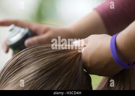 Gespritzte Haare mit Haarspray und sichtbaren Dropplets auf der Haarfaser, Haar-styling vor Sport-Wettbewerb. Stockfoto