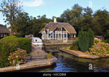 Reetdachhaus mit Boot festmachen am Ufer des Flusses Bure Norfolk breite Stockfoto