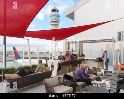 Menschen warten im Outdoor-Lounge auf Hartsfield-Jackson International Airport in Atlanta, Georgia, USA Stockfoto