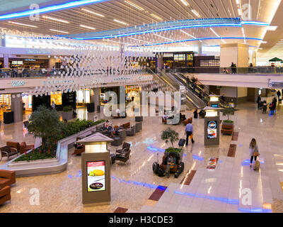 Menschen, Geschäfte und Restaurants im Maynard H Jackson Jr terminal auf Hartsfield-Jackson International Airport in Atlanta, Georgia, Stockfoto