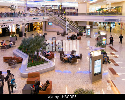 Menschen, Geschäfte und Restaurants im Maynard H Jackson Jr terminal auf Hartsfield-Jackson International Airport in Atlanta, Georgia, Stockfoto