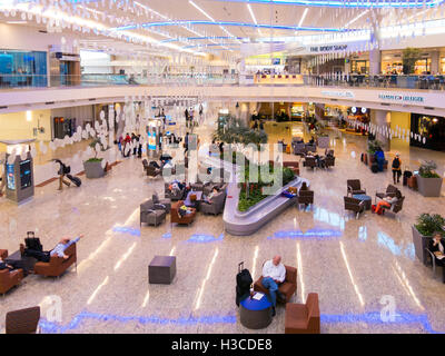 Menschen, Geschäfte und Restaurants im Maynard H Jackson Jr terminal auf Hartsfield-Jackson International Airport in Atlanta, Georgia, Stockfoto