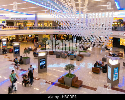 Menschen, Geschäfte und Restaurants im Maynard H Jackson Jr terminal auf Hartsfield-Jackson International Airport in Atlanta, Georgia, Stockfoto