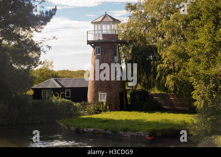 Segeln Sie weniger Windmühle am Ufer des Flusses Bure auf den Norfolk Broads, Norfolk, England, Großbritannien Stockfoto