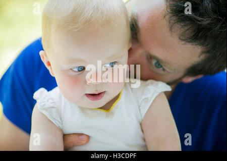 Vater kuschelte baby Stockfoto