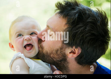 Vater Wange küssen baby Stockfoto