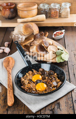 Cooking Rührei mit Champignons und natürliche Zutaten und Gewürzen Stockfoto