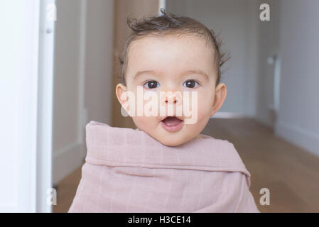 Säugling in eine Decke gehüllt, Porträt Stockfoto