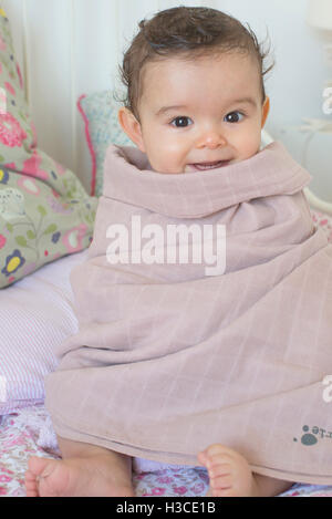 Baby in ein Handtuch gewickelt, nach einem Bad, Porträt Stockfoto