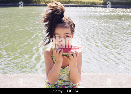 Mädchen essen Wassermelone im freien Stockfoto