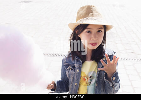 Mädchen essen Zuckerwatte, portrait Stockfoto