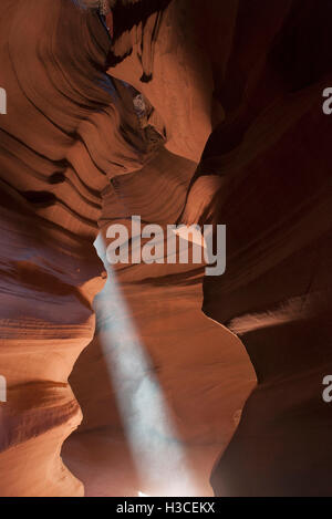 Strahl von Sonnenlicht in Antelope Canyon, Arizona, USA Stockfoto