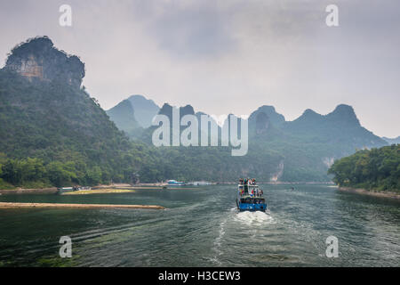 Ausflugsboote reist die herrliche Panoramastraße entlang dem Li-Fluss von Guilin bis Yangshou Stockfoto