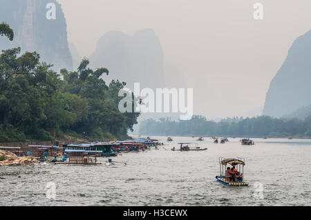 Ein Touristenbooten reist die herrliche Panoramastraße entlang dem Li-Fluss von Guilin bis Yangshou Stockfoto