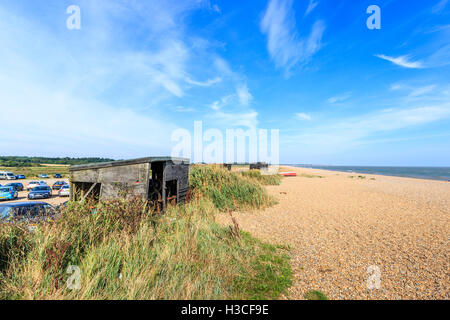 Fischerhaus am Strand von Dunwich, einem Dorf an der Küste von Suffolk, East Anglia, England verlassen Stockfoto