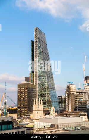 Gewerbliche Immobilien Industrie und Finanzsektor: Leadenhall Building (Cheesegrater) London EC3 in den Schatten der angrenzenden Lloyds Building Stockfoto